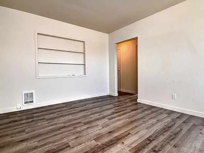 Building Photo - 3 BR / 1 BA in nicely updated duplex in No...
