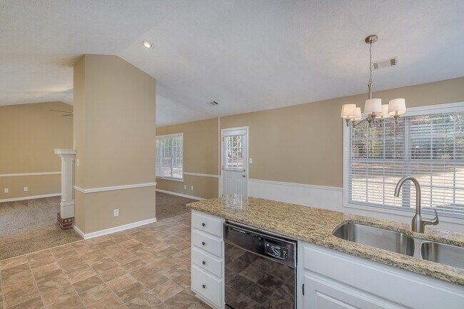 Building Photo - Cute Ranch Beauty in Covington, Fenced Back yard: Granite counter tops