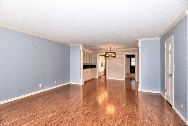 Building Photo - 1023 E Thompson Ave