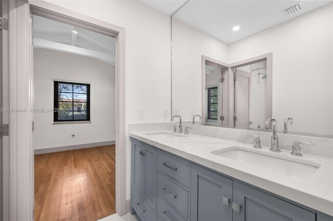 Building Photo - 3519 Toledo St