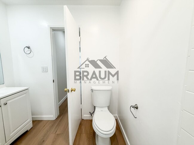 Building Photo - 6039 Whitsett Ave