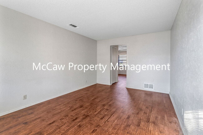 Building Photo - 709 Sequoia Dr
