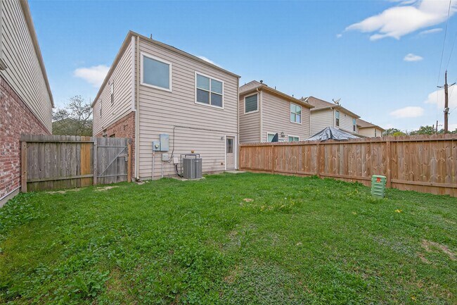 Building Photo - 17110 Amarose Dr