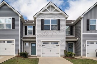Building Photo - Three Bedroom Townhouse with Garage in Lov...