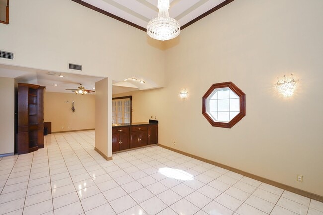 Building Photo - 503 W Avon Ct