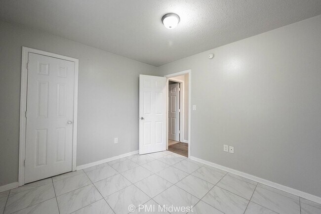 Building Photo - "Charming 2-Bedroom Retreat in Indianapoli...