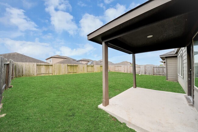 Building Photo - 18319 Pin Oak Lake Dr