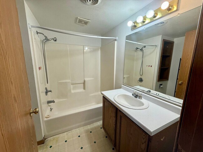 Building Photo - 915 S 4th Ave