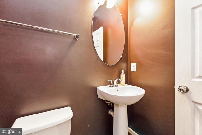 Building Photo - 7203 Silver Thorn Way