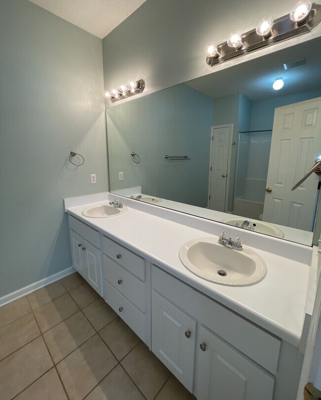 Building Photo - 103 Woodmere Dr