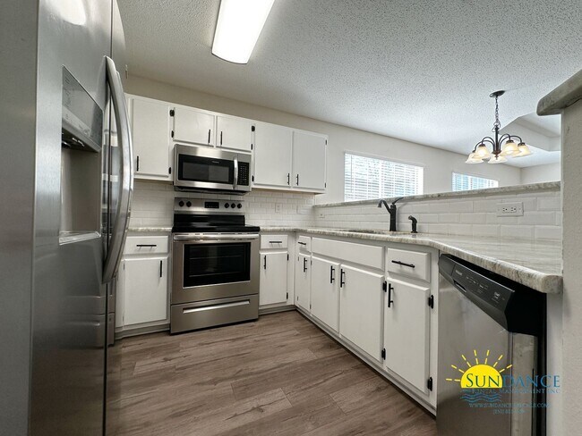 Building Photo - Pet Friendly 4 Bedroom Home in Fort Walton...