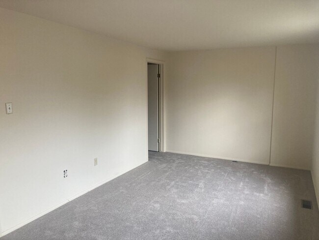 Building Photo - 9640 Greenmeadow Cir