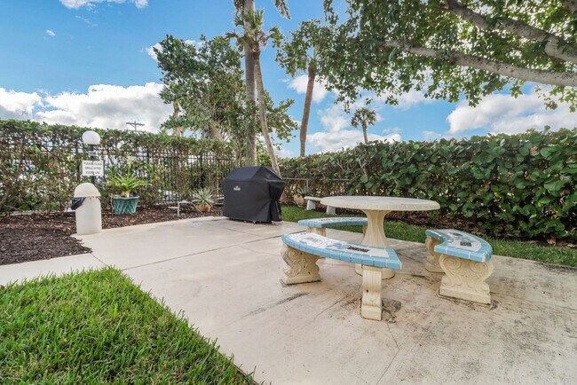 Building Photo - 220 Seaview Ct