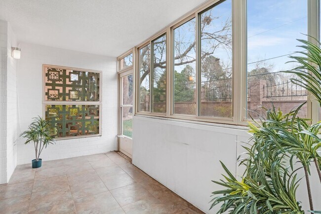 Building Photo - 650 S Clinton St