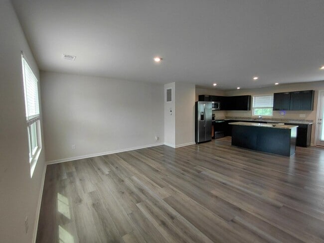 Building Photo - 329 Saskatoon Dr