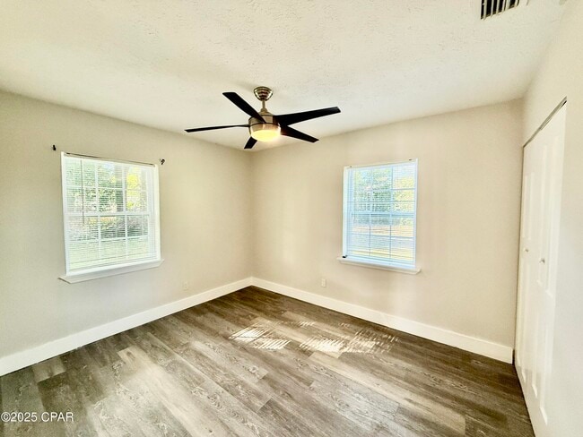 Building Photo - 1305 Flower Dr