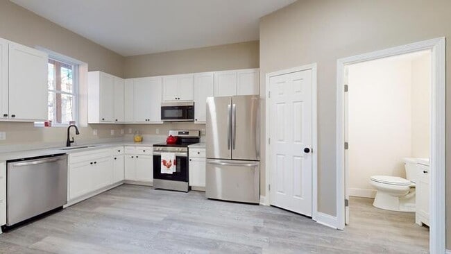 Building Photo - Renovated 4Bd 2.5 Bth Town Home Near Soula...