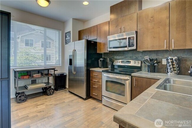 Building Photo - 2Bd/2.25Ba Lynwood Townhome
