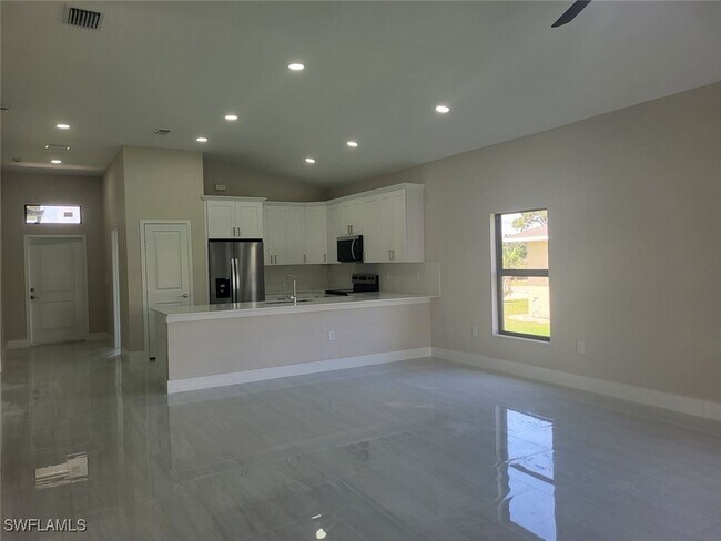 Building Photo - 855 SW 15th Terrace