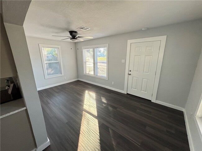 Building Photo - 417 Robert Dr