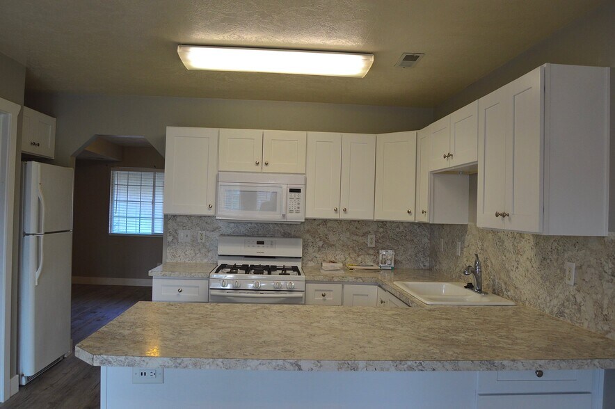 Building Photo - 1527 Talon Dr
