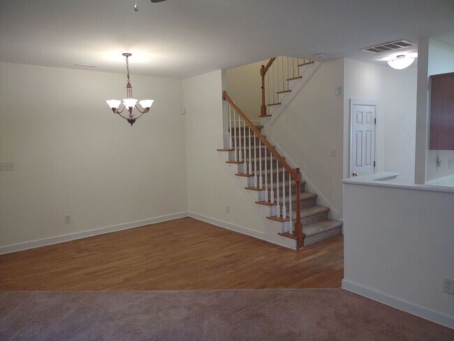 Building Photo - Lovely 2 Bedroom House | Great Location!