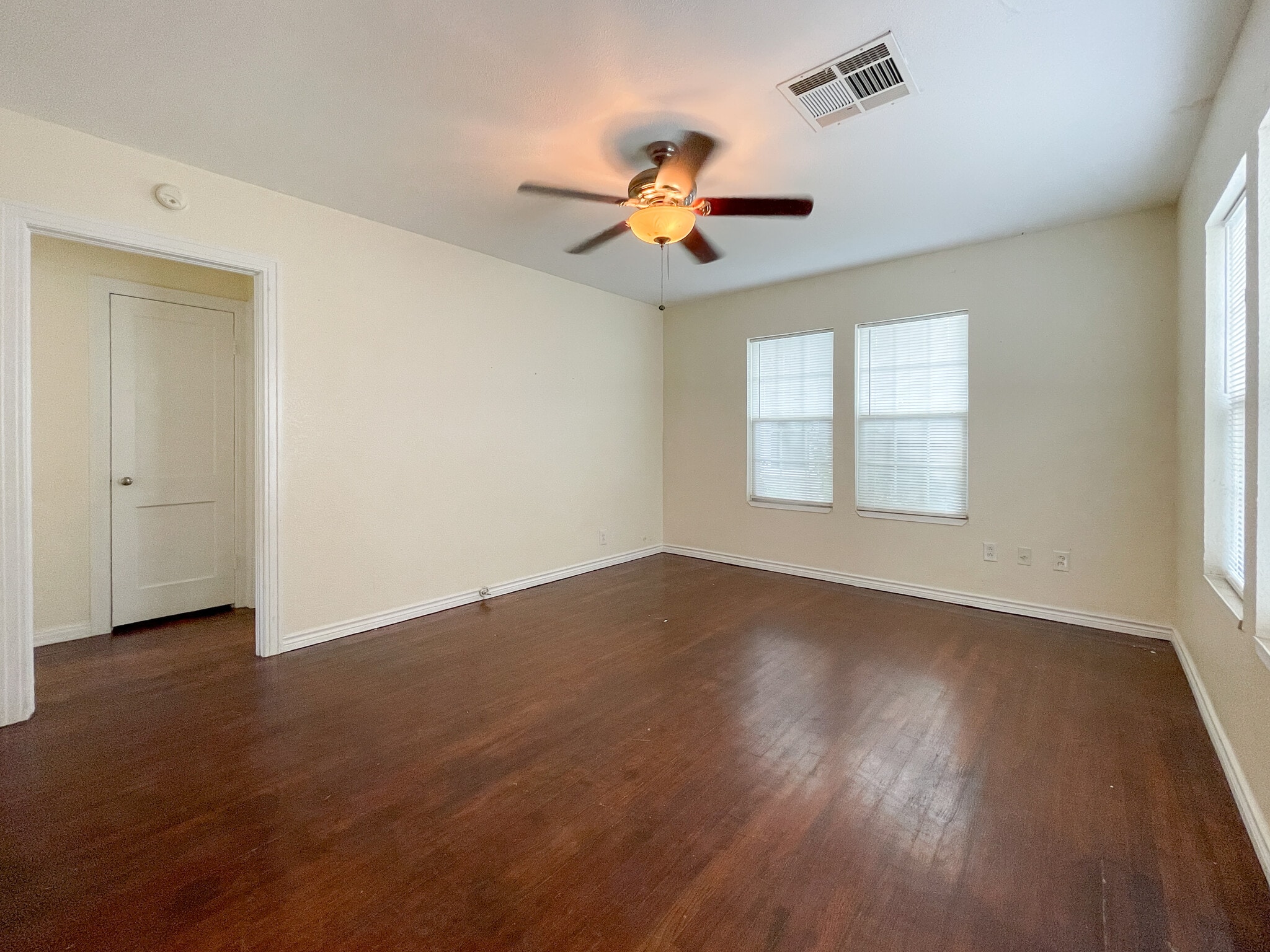 Building Photo - 1306 W 11th St