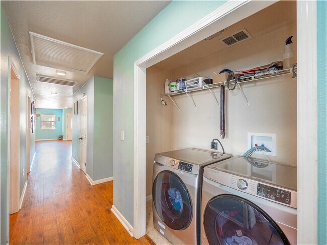 Building Photo - 691 Tamarack Dr