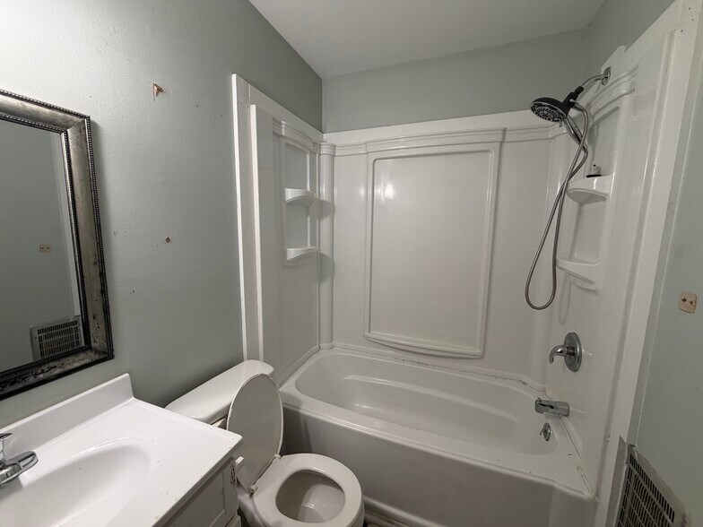 Building Photo - 127 Oak Circle Dr