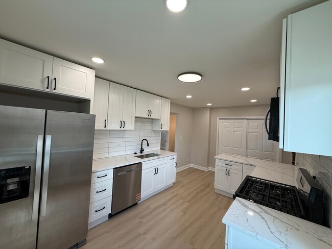 Building Photo - 5321 S Kostner Ave