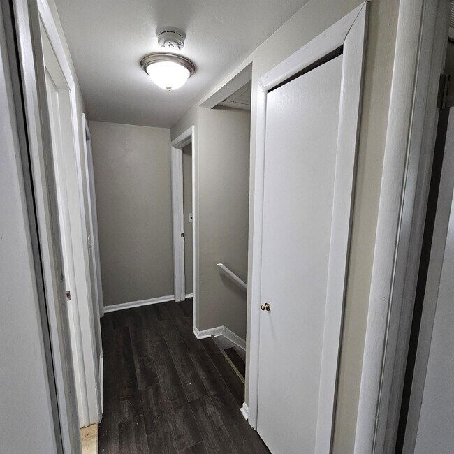 Building Photo - 4 bedroom, 2.5 bath, 2 car garage colonial...