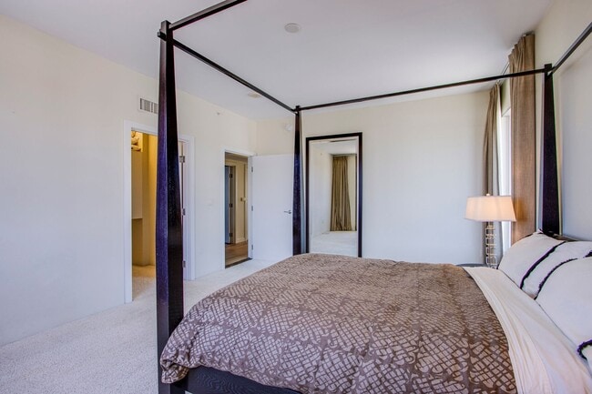 Building Photo - Absolutely stunning high rise loft at Metr...