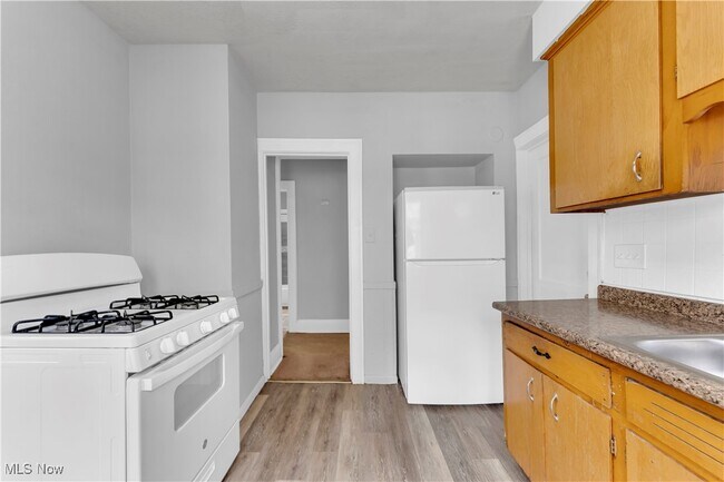 Building Photo - 862 Greyton Rd