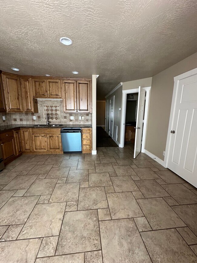 Building Photo - Dog friendly 3 Bedroom 2.5 Bath town home in Provo.