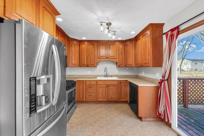 Building Photo - Spacious 4-Bedroom Home with Fenced Yard a...