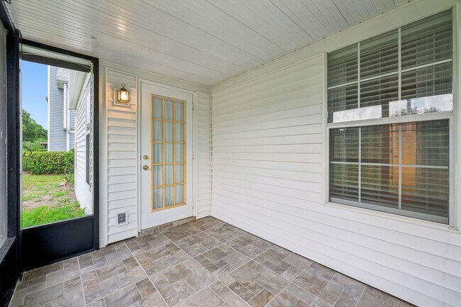 Building Photo - Ground Floor 2 Bed / 2 Bath with New Flooring