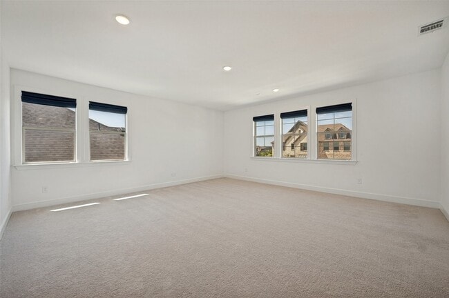 Building Photo - 724 Danbury St