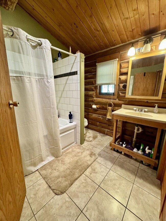 Building Photo - Charming 2-Bedroom Log Cabin in Scenic Kil...