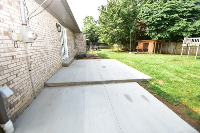 Building Photo - 3805 Wedgewood Ct