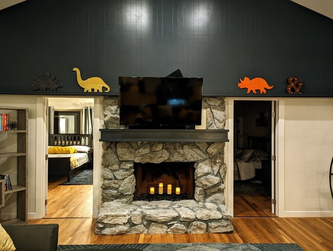 Building Photo - 6036 Fox Hill Dr