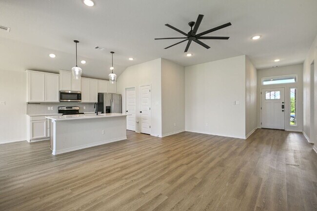Building Photo - Immediate Move in - 3 Bedroom, 2 Bathroom Home in Rudder Pointe with Open Concept