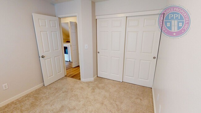 Building Photo - Two Level Cascadia Village Home- Great Flo...