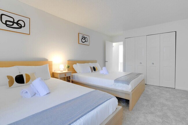 Building Photo - 320 23rd St S