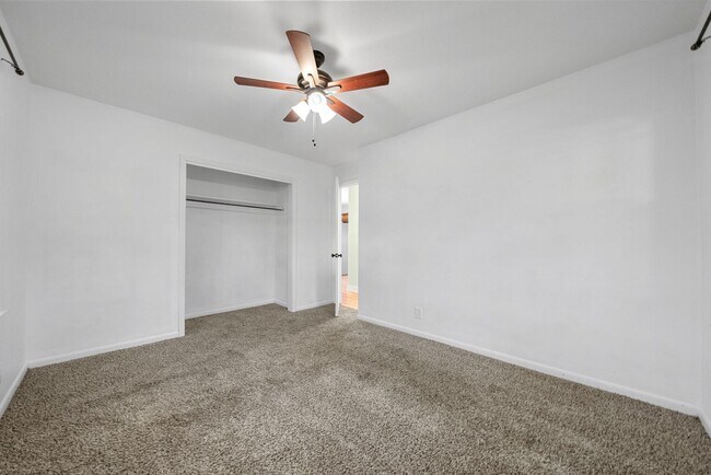 Building Photo - 2056 Lintwood Dr