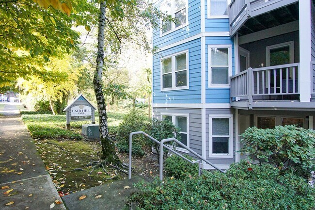 Building Photo - Top Floor 2/2 w/Condo Finishes + Vaulted Ceilings!!