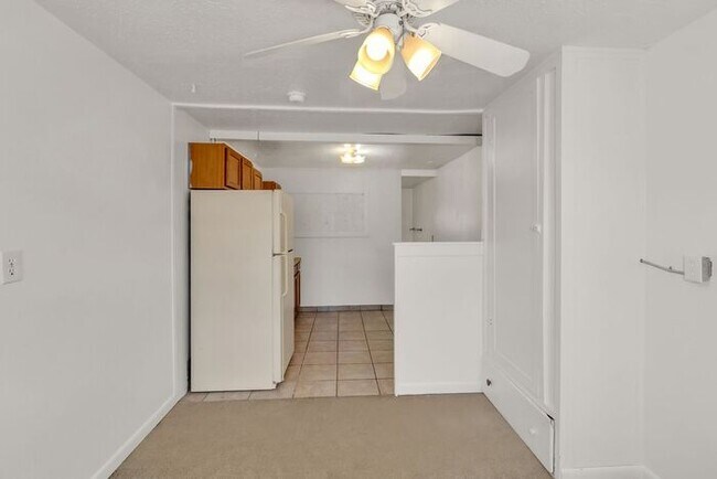 Building Photo - Bright Downtown Studio Apartment