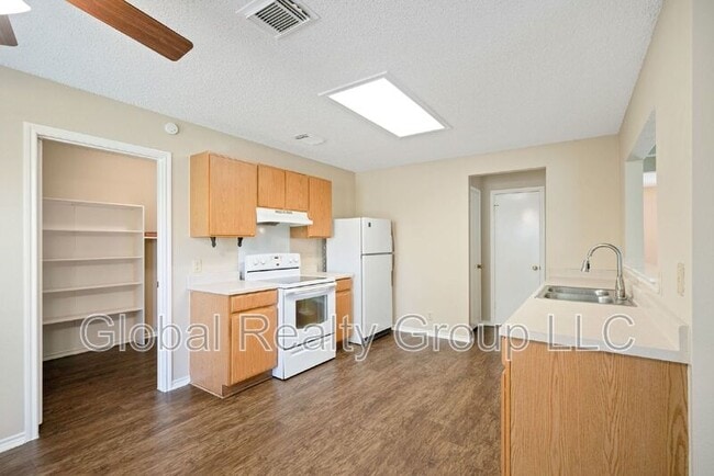 Building Photo - 1117 Stone Hollow
