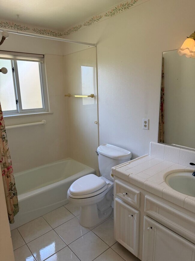 Building Photo - 3 Bedroom 2 bath with Rv Parking