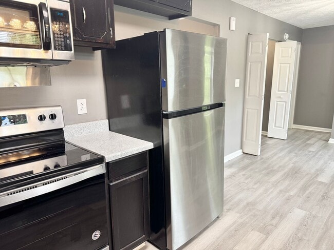 Building Photo - Three Bedroom Close to Ft. Campbell
