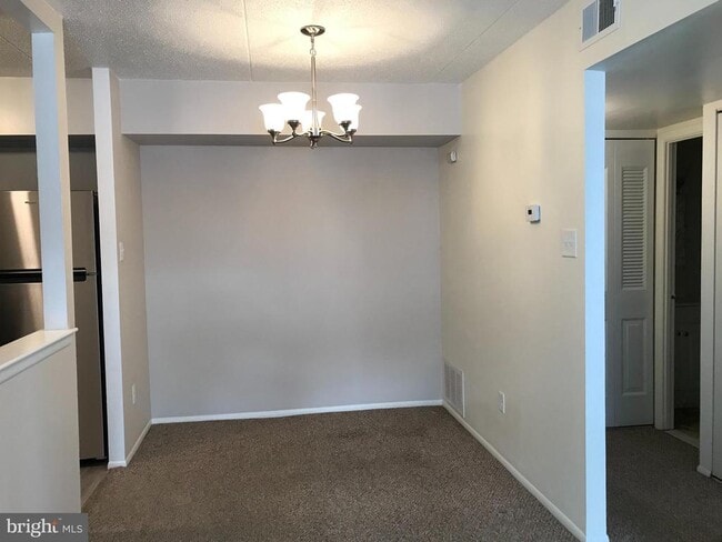 Building Photo - 6113 Hilltop Dr